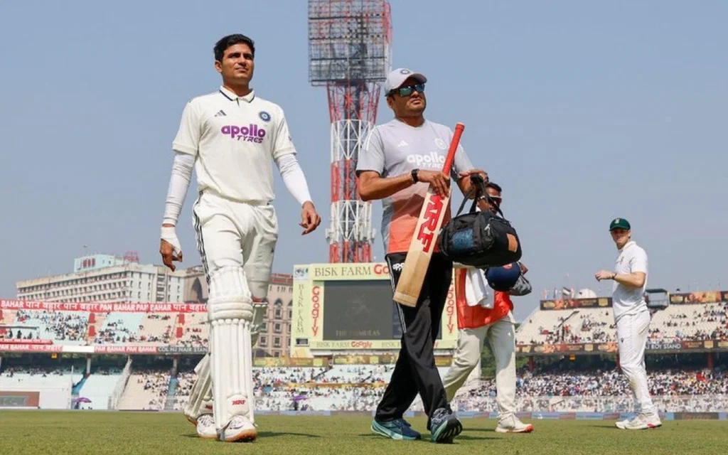Shubman Gill walking off the field [Source: @mufaddal_vohra/X.com]