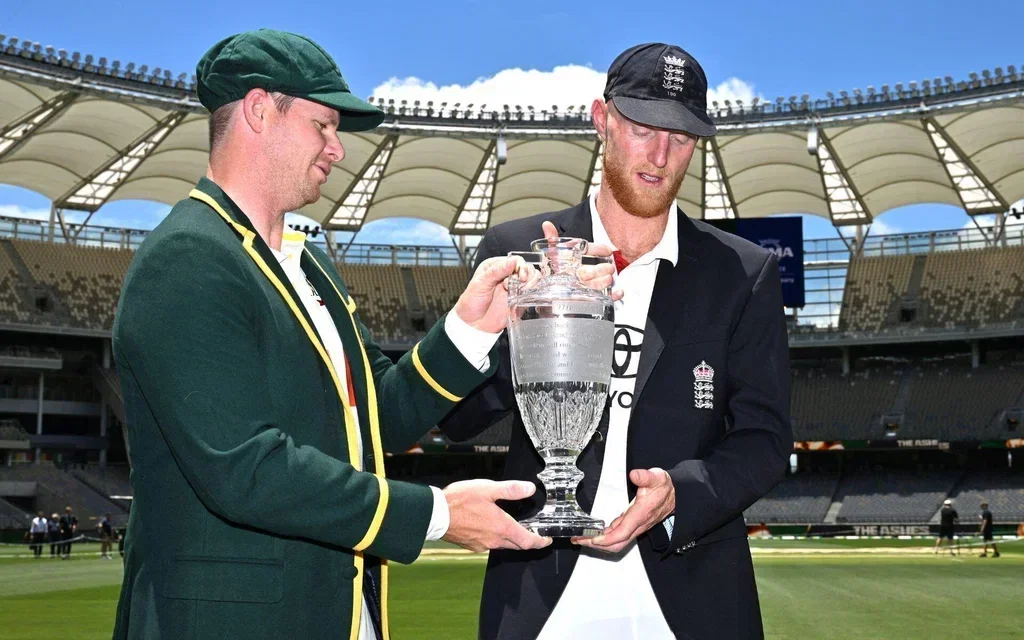 Steve Smith and Ben Stokes with The Ashes trophy [Source: AFP Photos]
