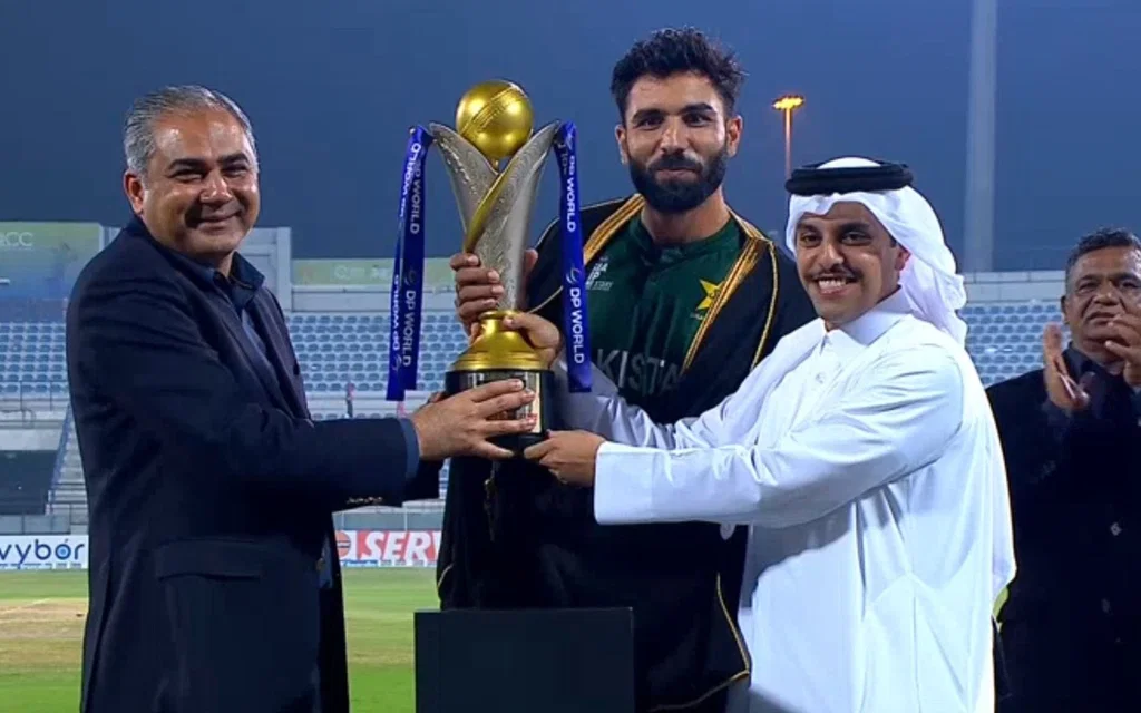 Mohsin Naqvi presenting the trophy to Pakistan Shaheens (Source: @PakistanArchve/x.com)