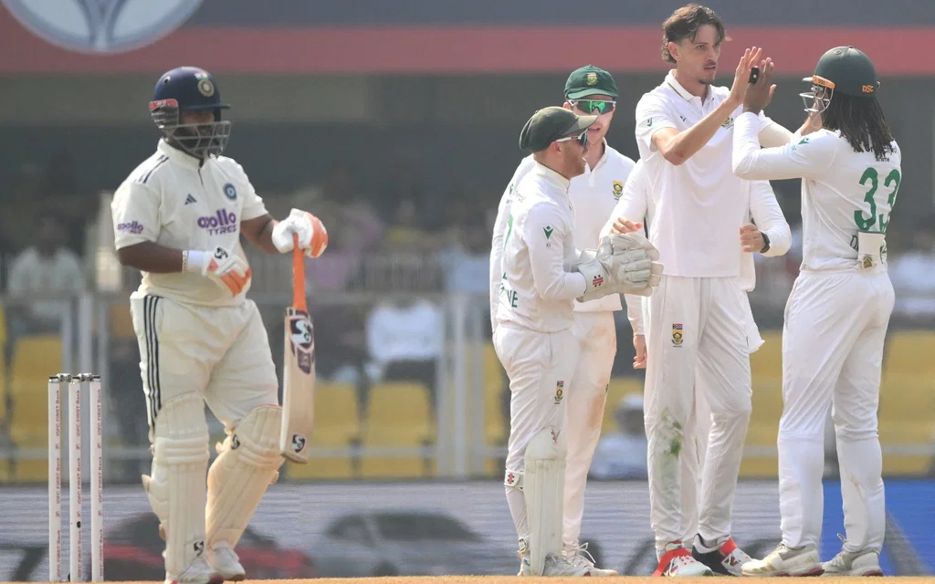 India battles follow-on in 2nd Test against South Africa (Source: AFP)