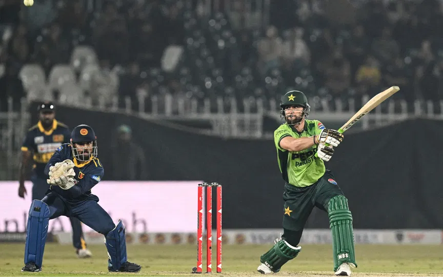 आगा सलमान श्रीलंका के खिलाफ एक्शन में [स्रोत: एएफपी]