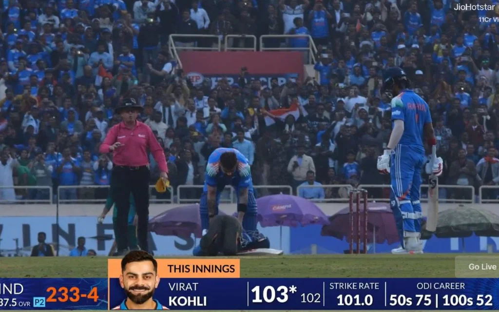 Fan touches Virat Kohli's feet [Source: @mufaddal_vohra/X]