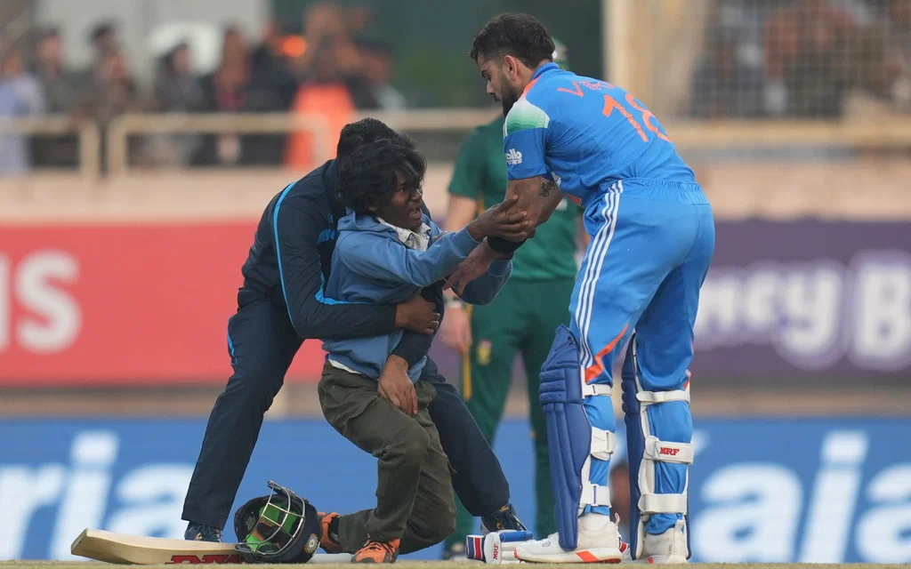 Fan touches Virat Kohli's feet [Source: AFP Photos]
