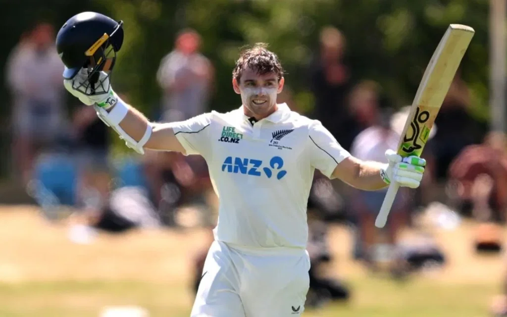 Tom Latham goes past Martin Crowe [Source: @_mkverma/X.com]