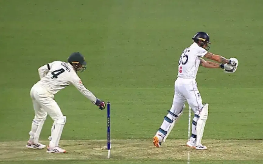 Alex Carey keeping behind the stumps [Source: @Zubitalks/X.com]