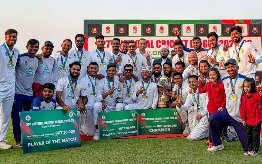 एनसीएल ट्रॉफी के साथ रंगपुर डिवीजन [स्रोत: @BCBtigers/x]