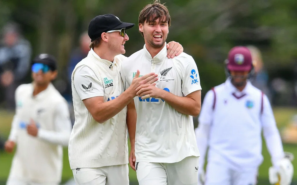 Zak Foulkes (R) with Nathan Smith (L) (Source: AFP) 