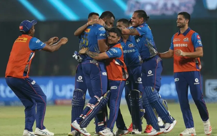 MI players celebrating after Pollard's heroics (Source: @LoyalSachinFan/X)