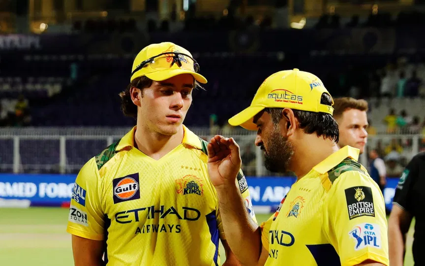 MS Dhoni with Dewald Brevis (Source: @cricbuzz/X)