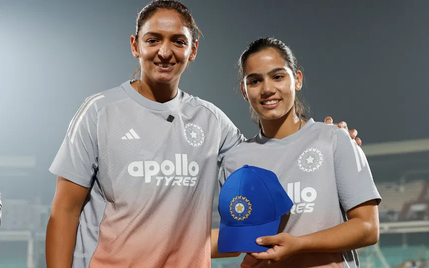 कप्तान हरमनप्रीत कौर के साथ वैष्णवी शर्मा (Source: @BCCIWomen/x.com)