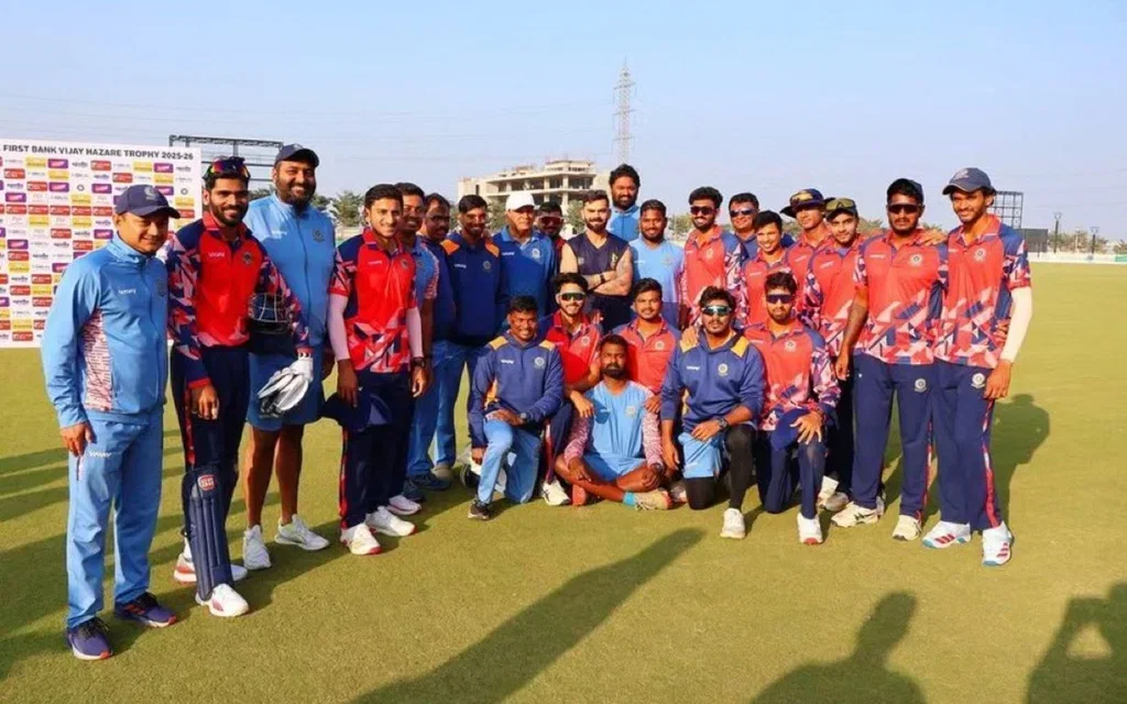 Virat Kohli poses with Andhra Team [Source: @muffadal_vohra/x.com]