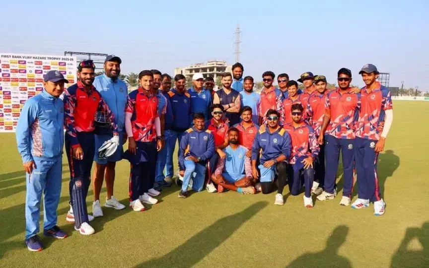 Vijay Hazare Trophy hero Virat Kohli poses with Andhra team after domestic cricket return