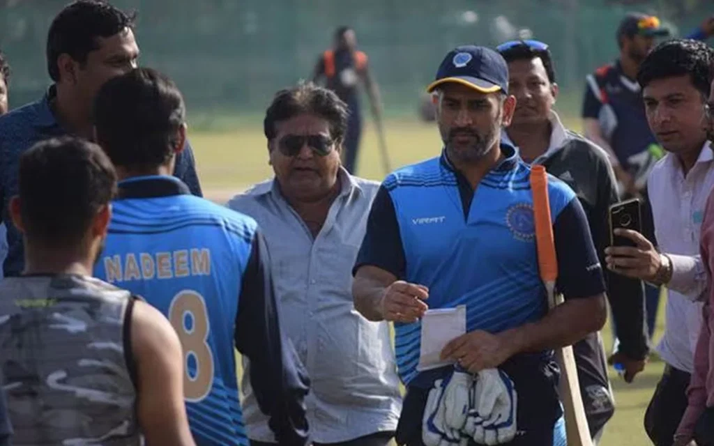 MS Dhoni with Jharkhand Cricket team [Source: @K9winnews/X]