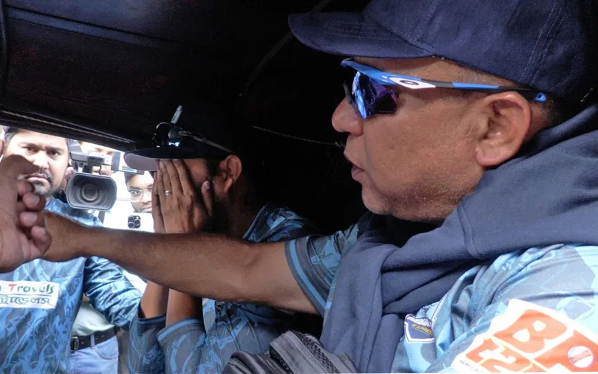 नोआखली एक्सप्रेस के कोच अभ्यास सत्र छोड़कर रवाना होते हुए (स्रोत: @Cricfrenzylive/x.com)