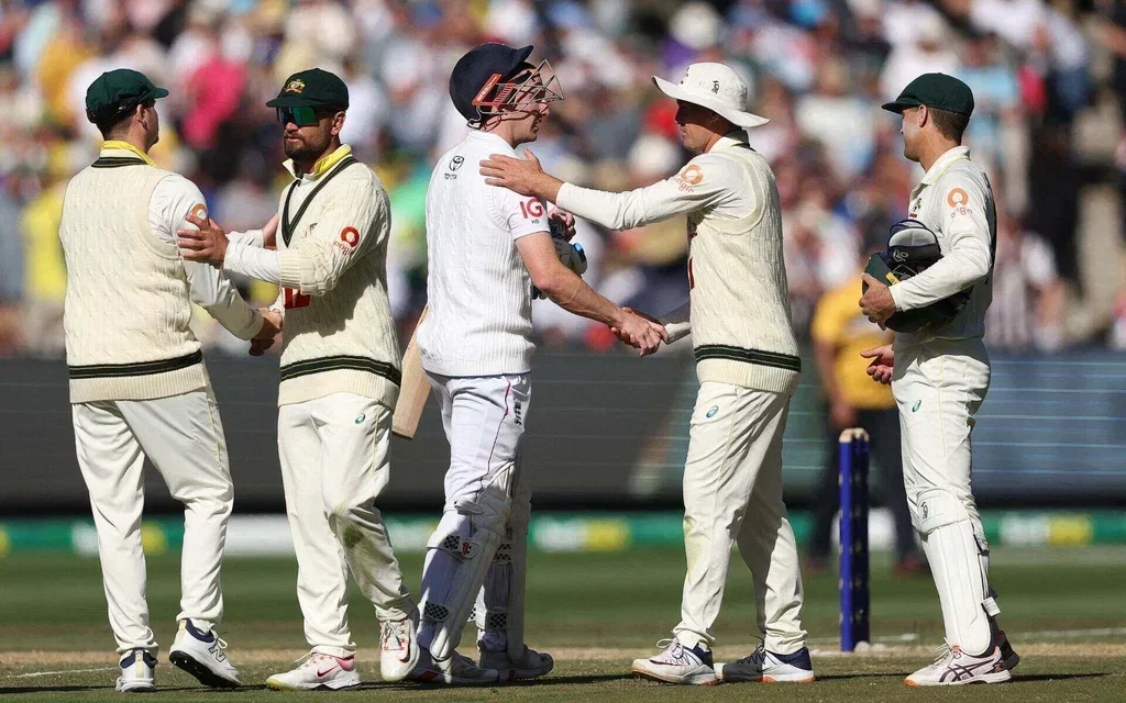 England beat Australia by 4 wickets in MCG Test (Source: AFP)
