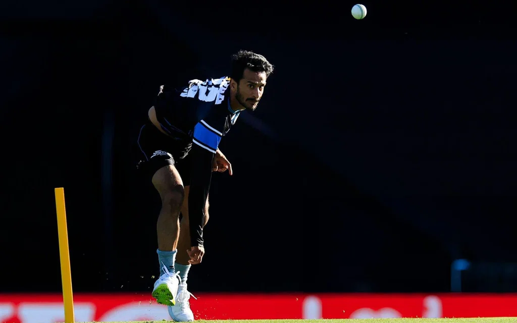 Hasan Ali plays for Adelaide Strikers in BBL [Source: @criczonecomau/X]