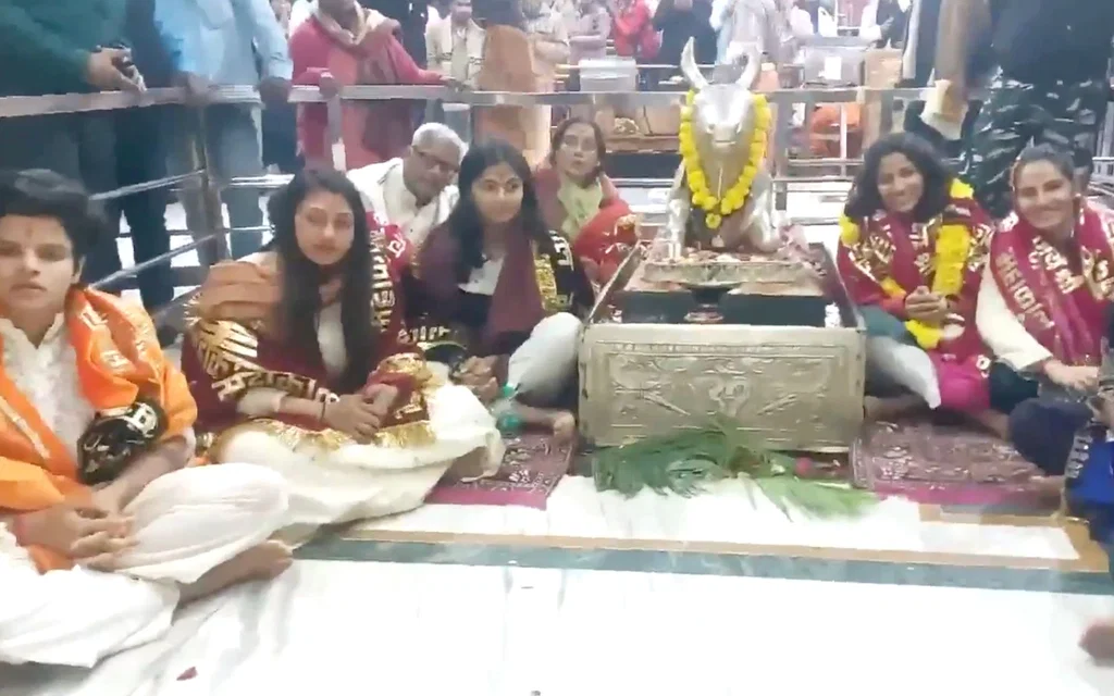 Indian Women's cricket team at Mahakaleshwar Temple (Source:@ANI,Screengrab)