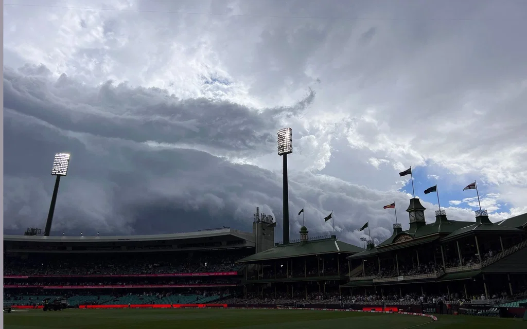 Day 1 of Ashes Test at SCG was called off early due to bad light [Source: CricX72]