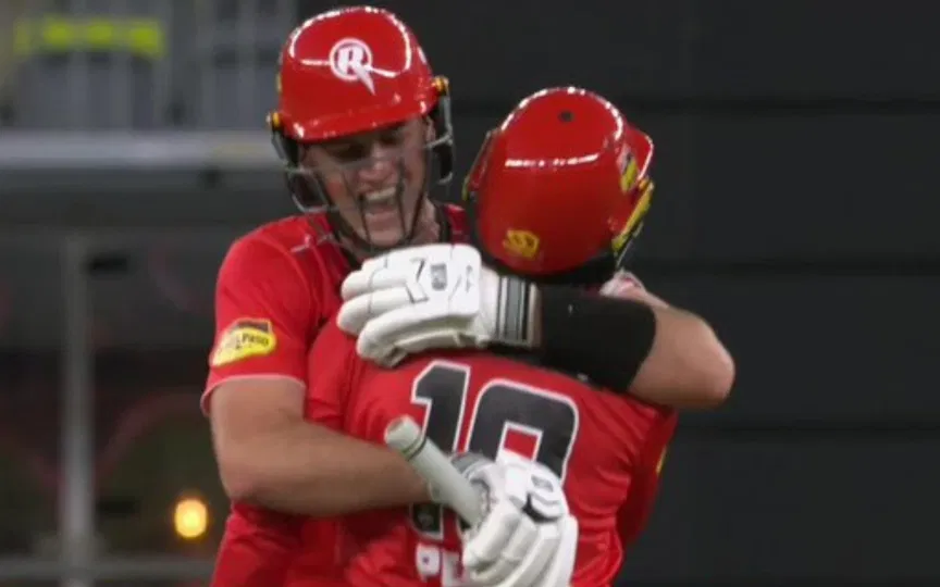 Melbourne Renegades pull off last-ball heist as Oliver Peake stuns Perth Scorchers in BBL