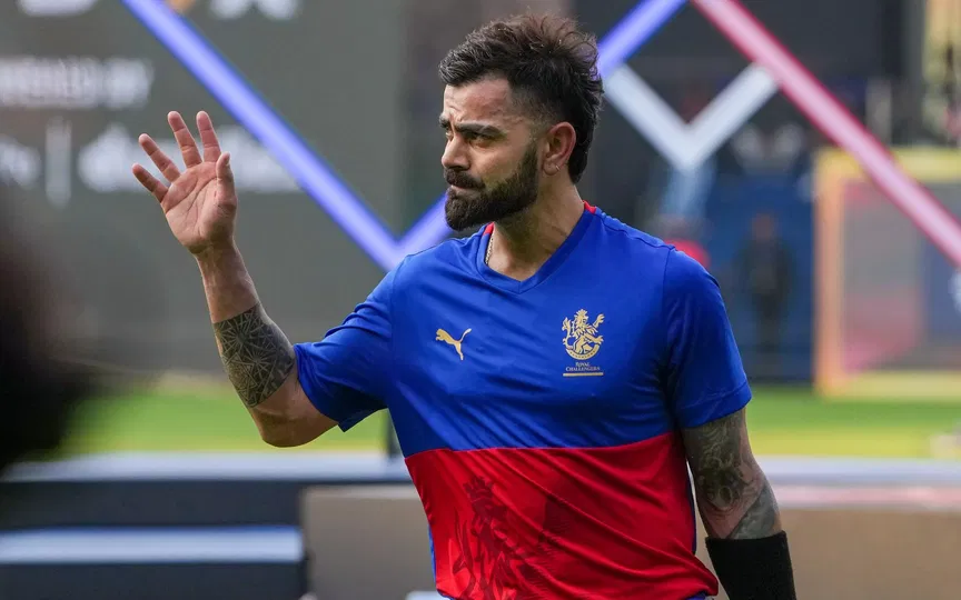 बेंगलुरु के चिन्नास्वामी स्टेडियम में आरसीबी के लिए विराट कोहली। छवि साभार: X