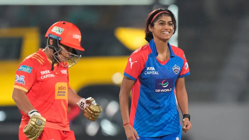 नंदानी शर्मा ने डब्ल्यूपीएल 2026 में विकेट लेने के बाद जश्न मनाया [स्रोत: @wplt20/x]