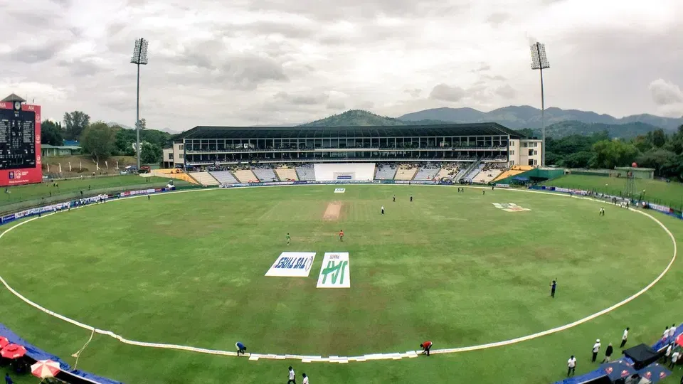 पल्लेकेले अंतरराष्ट्रीय क्रिकेट स्टेडियम में इंग्लैंड बनाम श्रीलंका का पहला टी20 अंतरराष्ट्रीय मैच खेला जाएगा। [स्रोत: @cricketcomau/X]