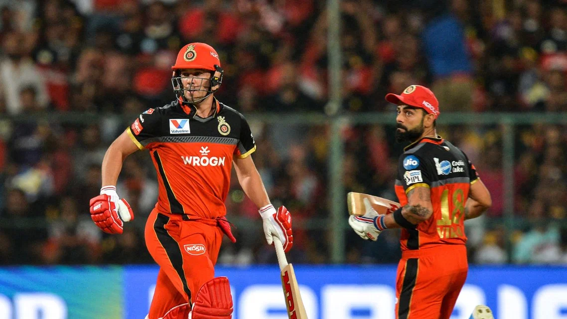 AB de Villiers (L) and Virat Kohli (R) for RCB in IPL (Source: AFP)
