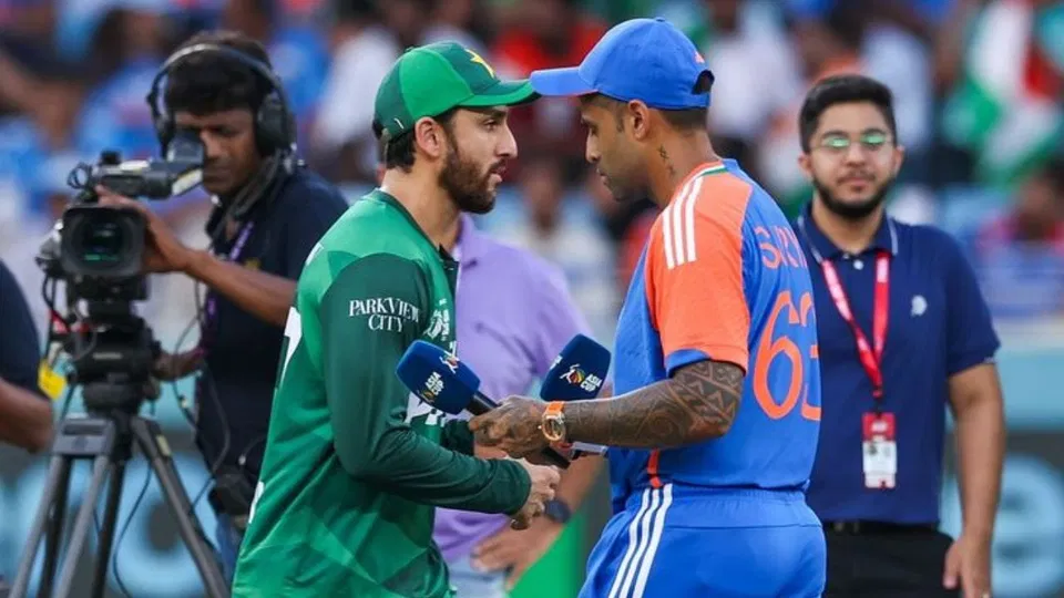 सूर्यकुमार यादव और सलमान आगा ने एशिया कप में हाथ मिलाने से परहेज किया। [स्रोत: 1DAVID92/X.com]