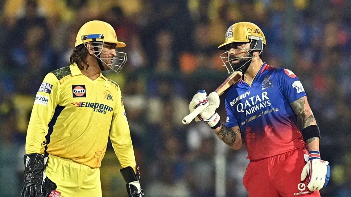 MS Dhoni (L) and Virat Kohli (R) (Source: AFP)