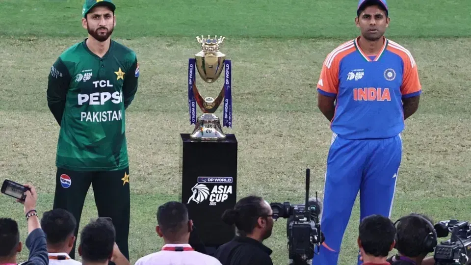 सलमान आगा द्वारा भारत को पहले बल्लेबाजी करने के लिए कहा गया [स्रोत: एएफपी]
