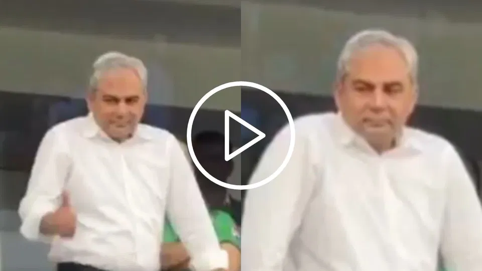 मोहसिन नकवी स्टैंड से घूरते हुए नजर आते हैं [स्रोत: X]