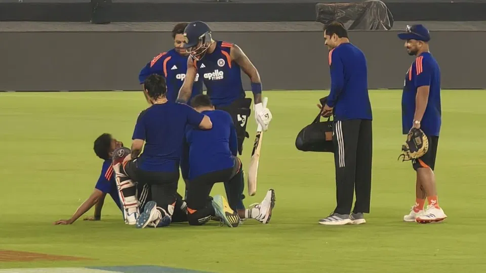 सिराज चोट - (स्रोत: सुभयान चक्रवर्ती/X.com)