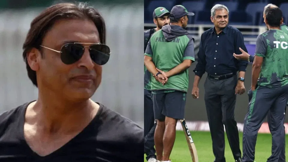 शोएब अख्तर और मोहसिन नकवी पाकिस्तानी टीम के साथ [स्रोत: X]