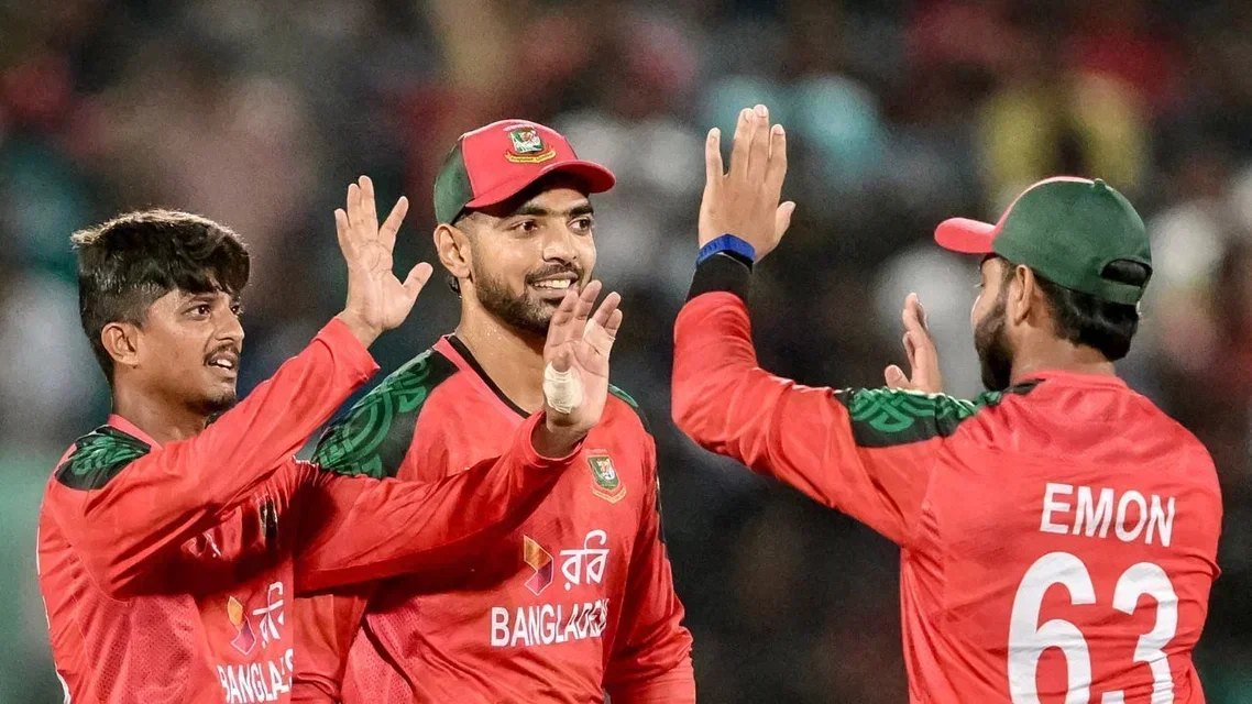 Mahedi Hasan (L) with his teammates (Source: AFP)&nbsp;