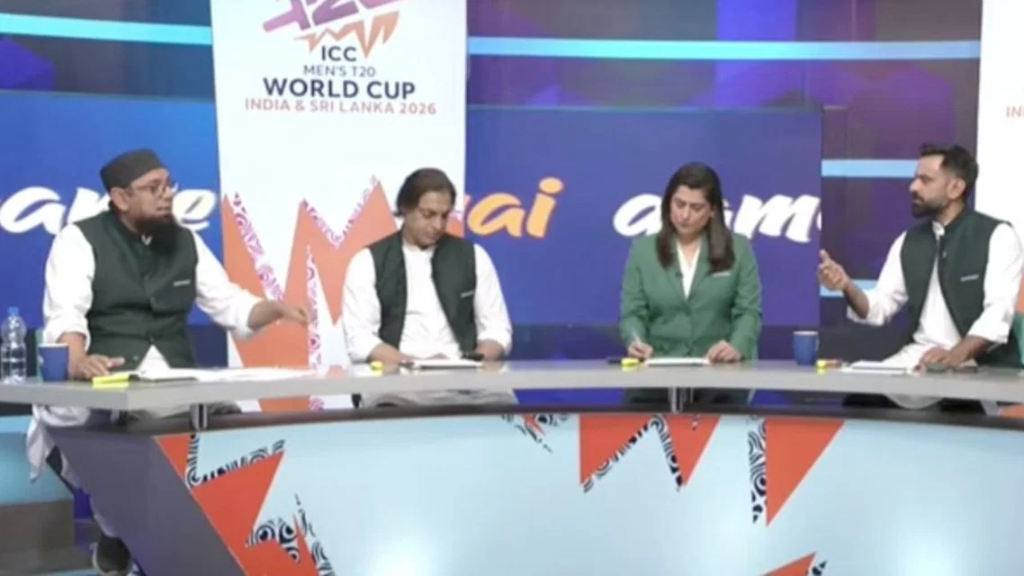 Saqlain Mushtaq (L) and Mohammad Hafeez (R) in a heated argument over Shadab Khan (Source: X)