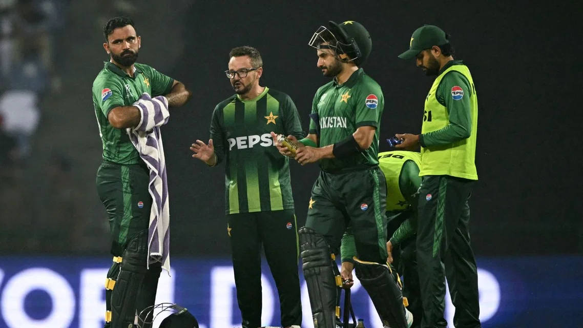 Pakistan players & Mike Hesson having a chat (Source: AFP)