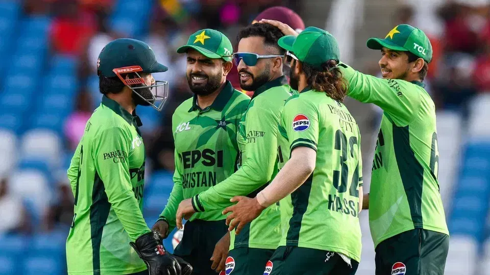 बाबर आज़म अन्य पाकिस्तानी खिलाड़ियों के साथ (AFP)