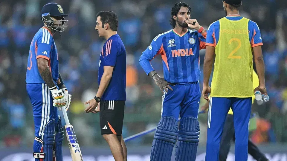 गौतम गंभीर चर्चा करते हुए [AFP]