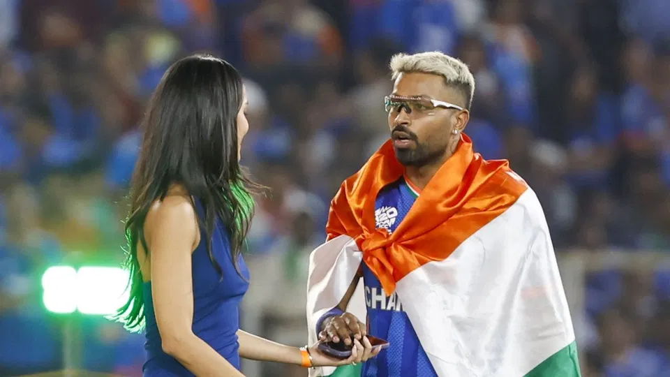 हार्दिक पंड्या और माहीका शर्मा (AFP)