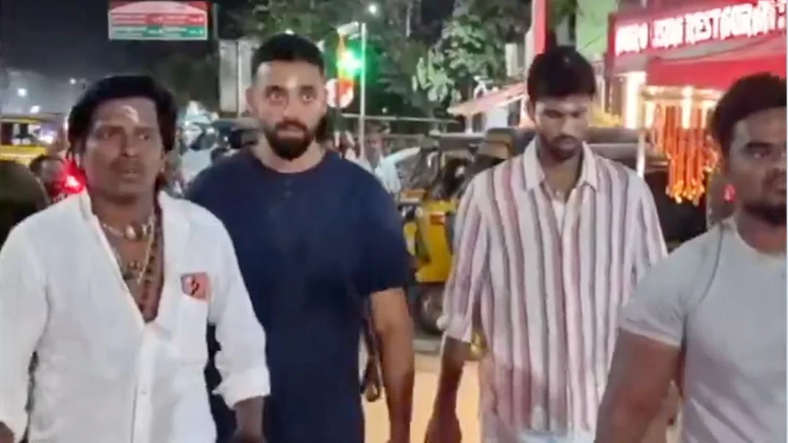 Varun Chakravarthy, Washington Sundar visits Shiv Temple [Source: @EmediaManoj/X.com]