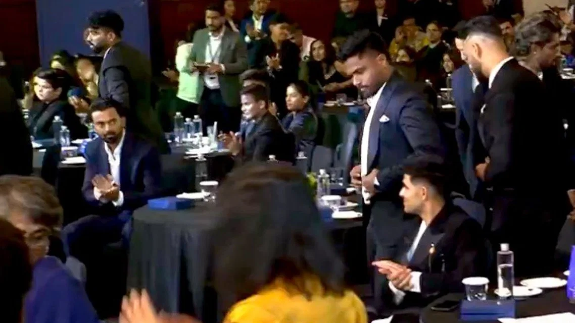 Shubman Gill, KL Rahul looking at each other during Naman Awards (Source:X)