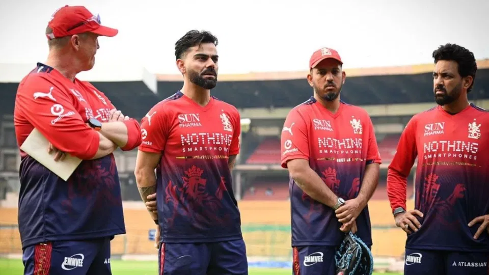 विराट कोहली RCB टीम के साथ [X]