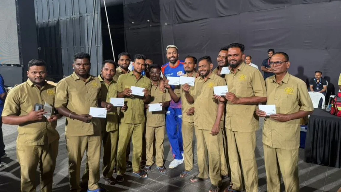 Hardik Pandya with groundsmen - (Source:DainikJagran/X.com)