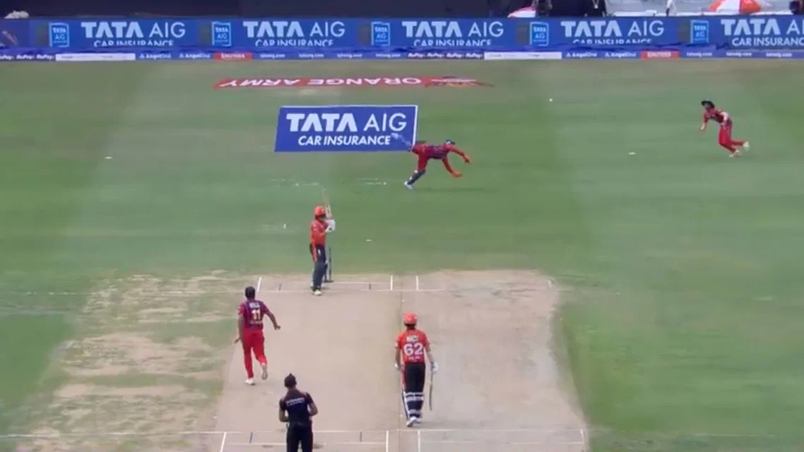 M Siddharth Plucks A Beauty To Send Abhishek Packing (Source: Screengrab from IPL website)