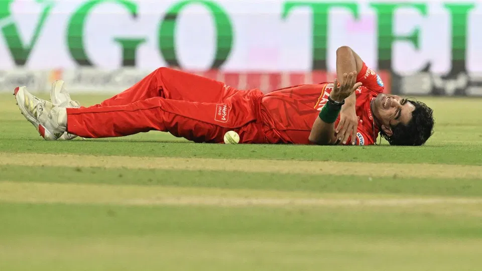 कराची के खिलाफ मुकाबले के दौरान नसीम शाह के एसीजे जोड़ में चोट लग गई। क्रेडिट - एएफपी