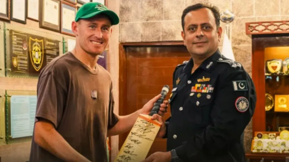 Marnus Labuschagne with the DIG of SSU [Source: @cricwickofficial/Instagram]