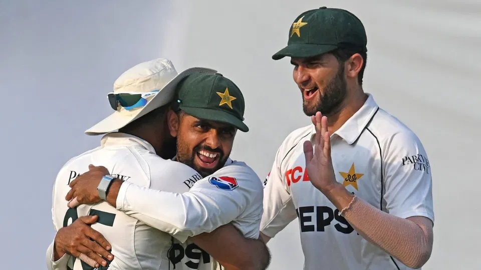 पाकिस्तान बनाम इंग्लैंड टेस्ट मैच में बाबर आजम और शाहीन अफरीदी जश्न मनाते हुए। तस्वीर - एएफपी