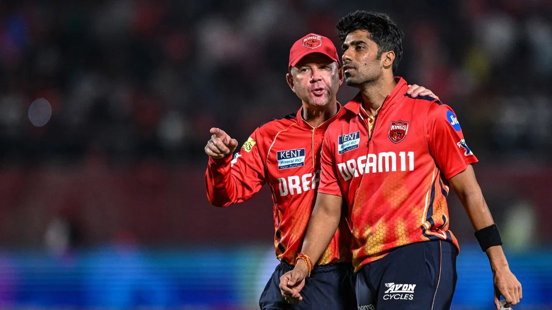 Ricky Ponting Warns Shashank Singh. Image Credits: AFP