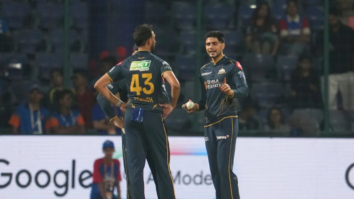 Shubman Gill discussing with Prasidh Krishna in IPL 2026. PC-AP&nbsp;