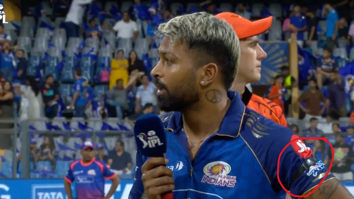 Mumbai Indians players wearing black armband - (Source: ScreenGrab/Hotstar)